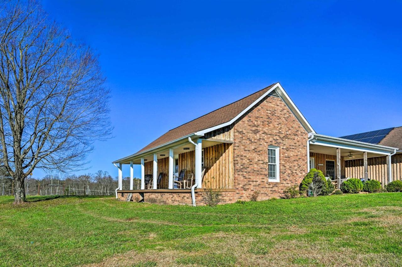 Breathtaking Elkin Getaway With Vineyard Views! 빌라 외부 사진